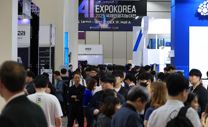 지난달 14일 서울 강남구 코엑스에서 열린 2025 국제인공지능대전이 관람객들로 붐비고있다.(사진=저작권자(c) 연합뉴스, 무단 전재-재배포 금지)