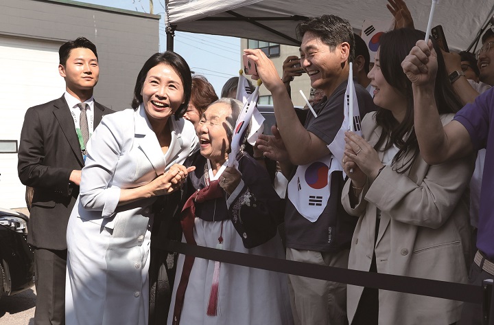 김혜경 여사가 6월 17일 캐나다 앨버타주 캘거리 한인회관에서 '캐나다 서부 동포사회와의 대화' 간담회를 갖기에 앞서 교민들과 인사하고 있다. 사진 뉴시스