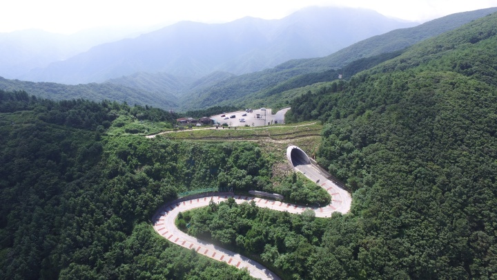 전북 남원시 정령치의 백두대간 생태 축 복원 후 모습. (사진=산림청)