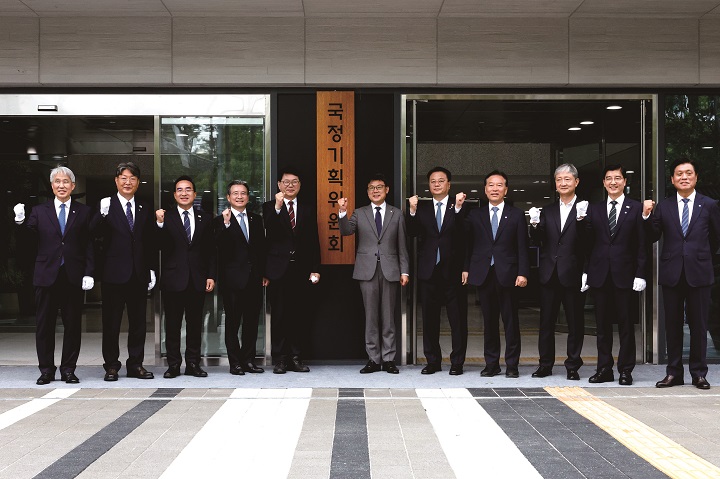 6월 16일 서울 종로구 정부서울청사 창성동 별관에서 국정기획위원회 출범 현판 제막식이 열렸다. 사진 뉴시스