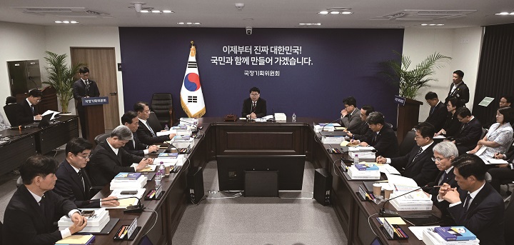 이한주 국정기획위원회 위원장이 6월 16일 정부서울청사 창성동 별관에서 열린 국정기획위 1차 전체회의에서 모두발언을 하고 있다. 사진 뉴시스