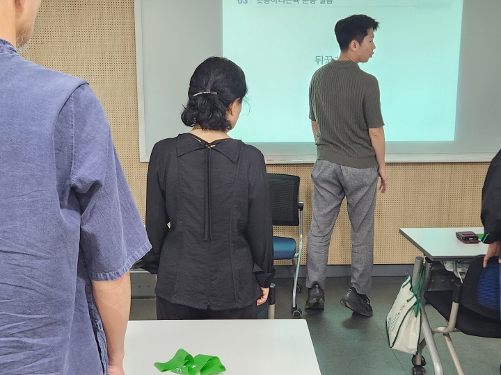 종아리 근육 운동을 위해서 계단에서 난간을 꼭 잡은 채 발뒤꿈치를 들었다가 놓기를 반복한다.