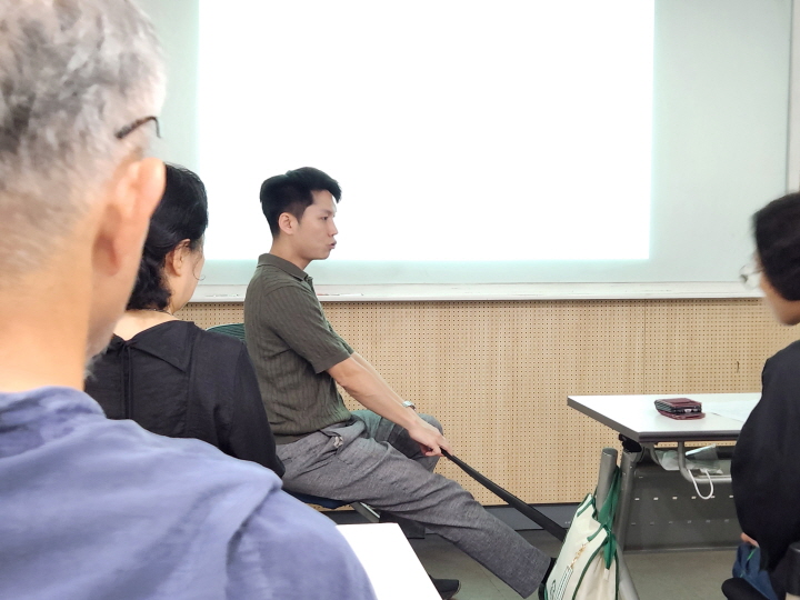 등 근육을 위한 수평으로 당기는 동작은 의자에 앉아서 밴드를 한쪽 발에 끼운 채 두 손으로 밴드를 잡고 몸쪽으로 당겼다가 놓기를 반복한다.