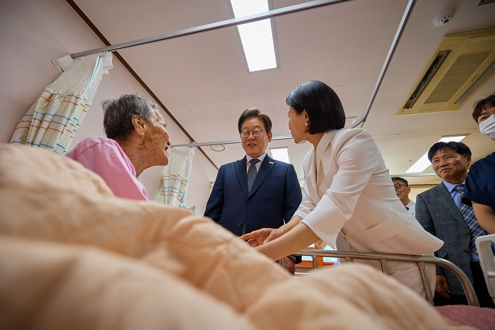 이재명 대통령과 부인 김혜경 여사가 25일 전남 고흥군 국립소록도병원을 찾아 한센인들과 인사를 나누고 있다. (대통령실 제공. 재판매 및 DB 금지) 2025.6.25(ⓒ뉴스1, 무단 전재-재배포 금지)
