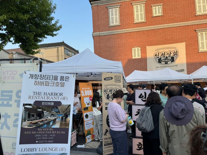 국가유산 야행은 단순히 야간 관광을 넘어 지역 경제를 활성화하고 지속 가능한 관광을 가능하게 하는 축제로 자리 잡고 있었다.