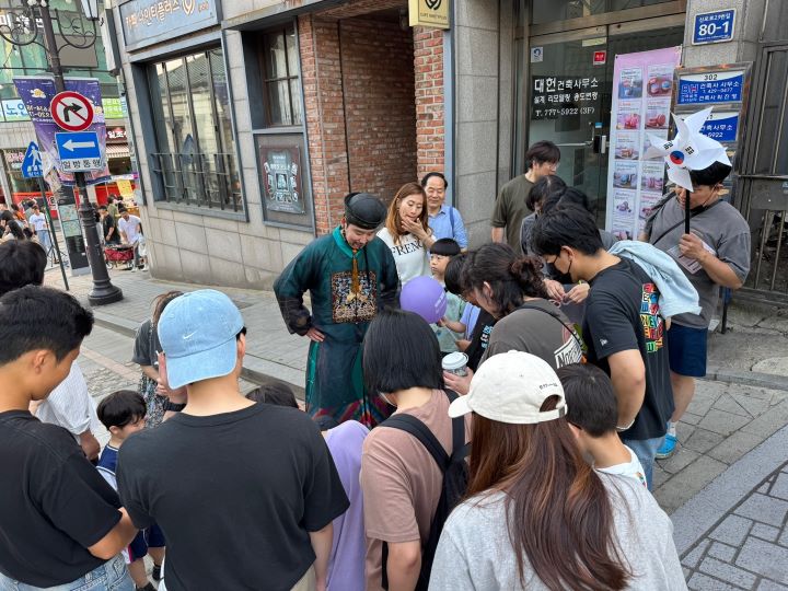 우리의 근대 복장은 물론, 당시 주변 국가의 복장을 한 사람들이 국가유산 야행을 더욱 특별하게 만들어주고 있었다.