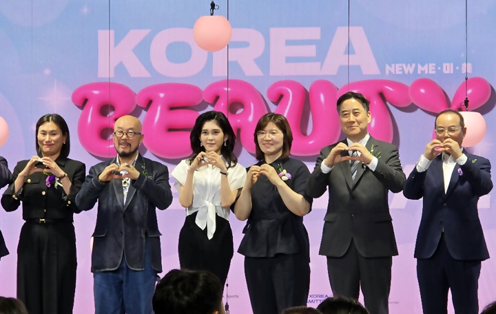 관계자들이 손하트를 그리고 있다.