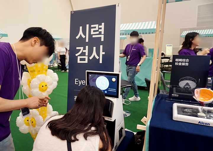외국인이 시력 검사를 받고 있다.