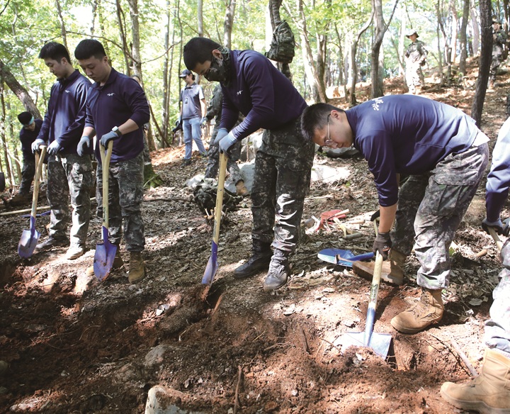 2024년 9월 충북 단양군 단양읍 고수리에서 37보병사단 장병들이 6·25 전사자 유해 발굴 작업을 수행하고 있다. 사진 뉴시스