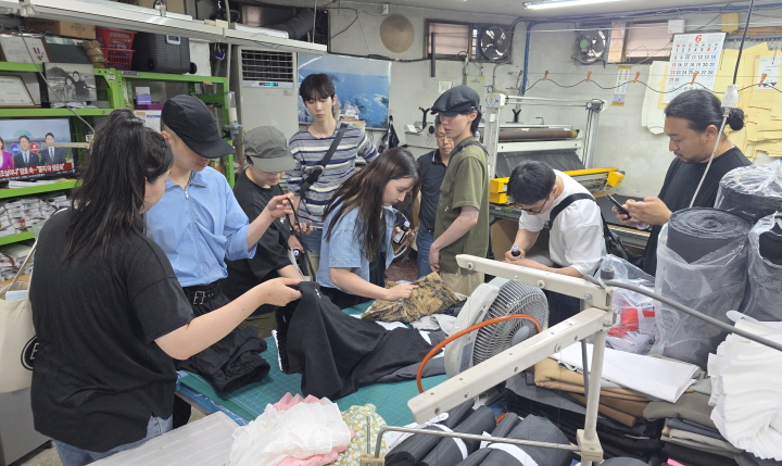 청년들은 데님특화교육에서 데님 디자인부터 전 공정을 거쳐 청바지를 제작해 본다. 출처=차경남 대표