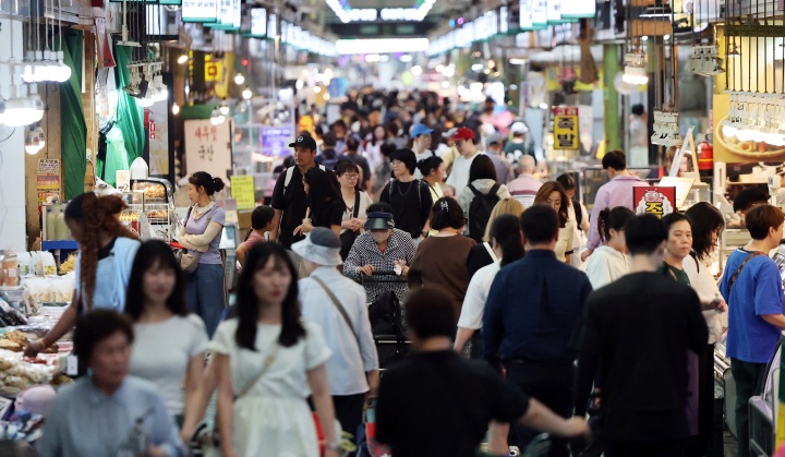 서울 마포구 망원시장이 장을 보는 시민들로 붐비고 있다. 새 정부 출범 후 마련된 첫 추가경정예산안에는 전 국민에게 15만~50만원을 지급하는 민생회복지원금, 1억 원 이하 빚을 갚지 못하고 있는 저소득 자영업자에 대한 최대 90% 채무 탕감 방안 등이 담겼다. 2025.6.19. (ⓒ뉴스1, 무단 전재-재배포 금지)