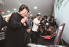 송재숙 씨가 아버지 송영환 일병의 영정 앞에 하얀색 카네이션을 바치고 손을 모으고 있다. 송 씨는 5년 전 유가족 유전자 시료 채취에 참여한 덕분에 아버지 얼굴을 마주할 수 있었다. 사진 국방부 유해발굴감식단