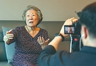 심인복 씨가 아버지에게 보내는 영상편지를 촬영하면서 어린 시절 기억을 되살리고 있다. 영상편지는 2005년부터 2024년 말까지 총 2만 7102편이 제작됐다. 사진 C영상미디어