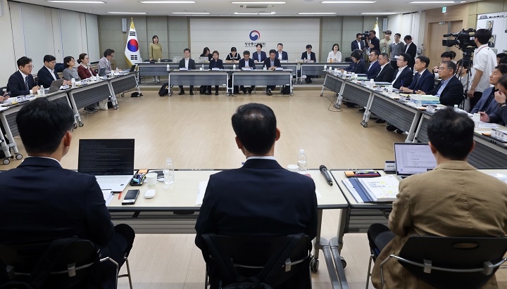 홍창남 국정기획위원회 사회2분과위원장이 지난 20일 경기 정부과천청사 방송통신위원회에서 열린 국정기획위원회 업무보고에서 발언하고 있다.사진=저작권자(c) 연합뉴스, 무단 전재-재배포 금지)