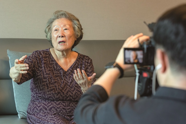 심인복 씨가 아버지에게 보내는 영상편지를 촬영하면서 어린 시절 기억을 되살리고 있다. 영상편지는 2005년부터 2024년 말까지 총 2만 7102편이 제작됐다. 사진 C영상미디어
