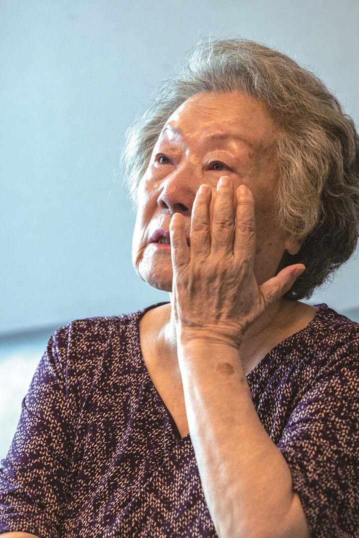 납북자 가족 심인복 씨가 아버지에게 보내는 75년 만의 영상편지를 촬영하며 눈물을 흘리고 있다. 사진 C영상미디어