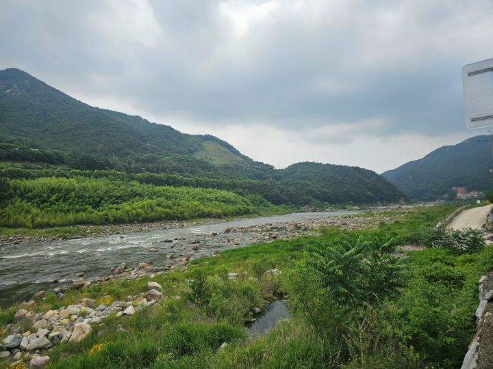 오랜 시간을 달려 산청군에 도착했다. 장거리 운전의 피곤함도 잠시 하늘과 산, 강까지 아름다운 풍광에 감탄을 계속했다.