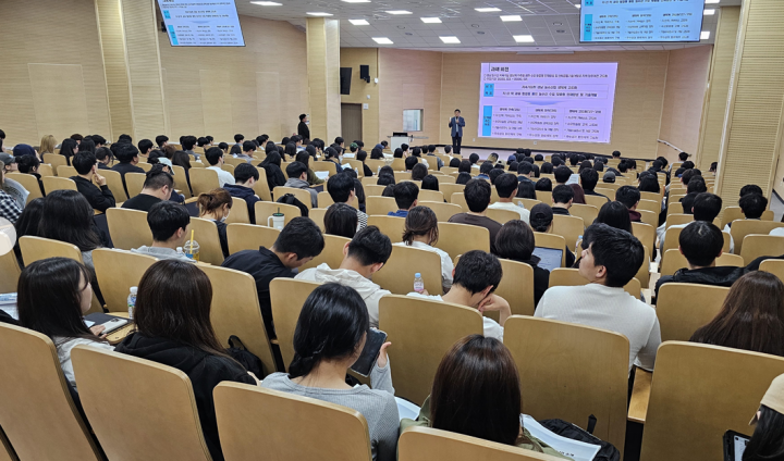 대학교에서 RISE 사업 설명을 듣고 있는 학생들