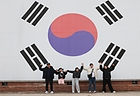 3·1절을 하루 앞둔 지난 2월 28일 서울 서대문구 서대문형무소에서 관람객들이 대형 태극기 앞에서 기념 촬영을 하고 있다.(사진=저작권자(c) 연합뉴스, 무단 전재-재배포 금지)