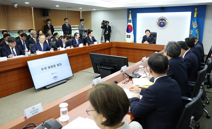 이재명 대통령이 3일 서울 용산 대통령실 청사에서 열린 2차 수석보좌관회의를 주재하고 있다. [대통령실통신사진기자단]2025.7.3 (저작권자(c) 연합뉴스, 무단 전재-재배포 금지)