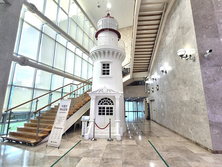 국가등록문화재 제378호인 군산 어청도 등대 모형.