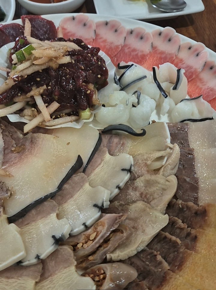 고래 모둠 수육과 회.(필자 제공)