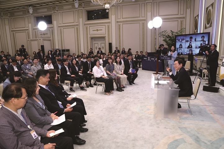 이재명 대통령이 7월 3일 청와대 영빈관에서 열린 '대통령의 30일, 언론이 묻고 국민에게 답하다' 기자회견에서 출입기자 질문에 답변하고 있다. 사진 뉴시스