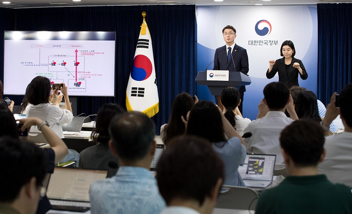 류제명 과학기술정보통신부 2차관이 4일 정부서울청사에서 SK텔레콤 해킹 사태 관련 최종 조사결과를 발표하고 있다.(사진=과기정통부 제공)
