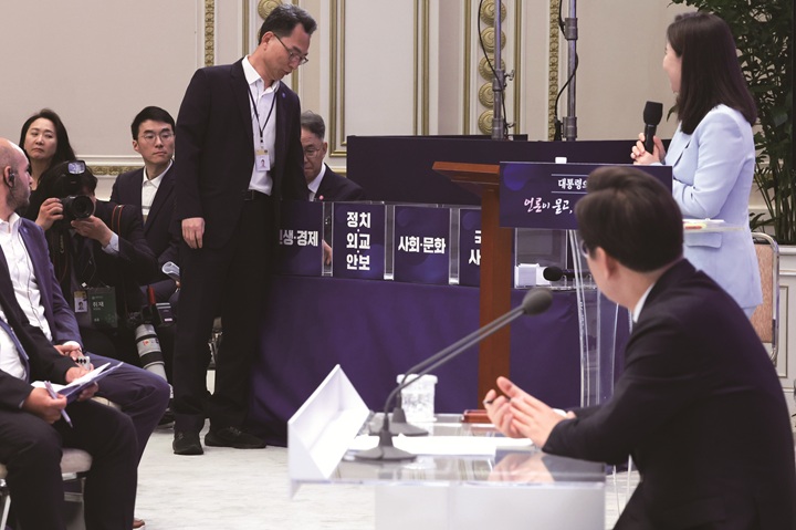 7월 3일 기자회견에서 취재진이 질문 추첨함에서 명함을 뽑고 있다. 사진 대통령실