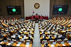 우원식 국회의장이 4일 밤 열린 국회 본회의에서 2025년도 제2회 추가경정예산안 통과를 알리고 있다.(ⓒ뉴스1, 무단 전재-재배포 금지)