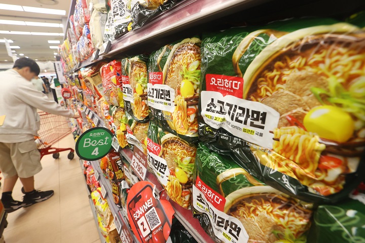 지난달 29일 서울 중구 롯데마트에 진열된 PB라면.(사진=저작권자(c) 연합뉴스, 무단 전재-재배포 금지)