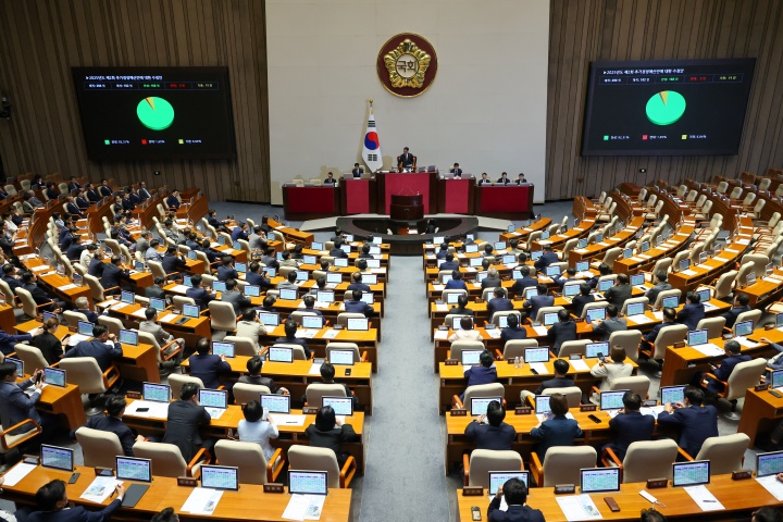 우원식 국회의장이 4일 밤 열린 국회 본회의에서 2025년도 제2회 추가경정예산안 통과를 알리고 있다.(ⓒ뉴스1, 무단 전재-재배포 금지)