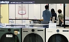 한 마트 가전매장을 찾은 시민들이 냉장고를 살펴보고 있다.(ⓒ뉴스1, 무단 전재-재배포 금지)