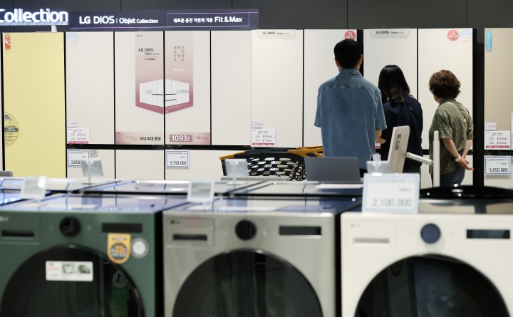 한 마트 가전매장을 찾은 시민들이 냉장고를 살펴보고 있다.(ⓒ뉴스1, 무단 전재-재배포 금지)
