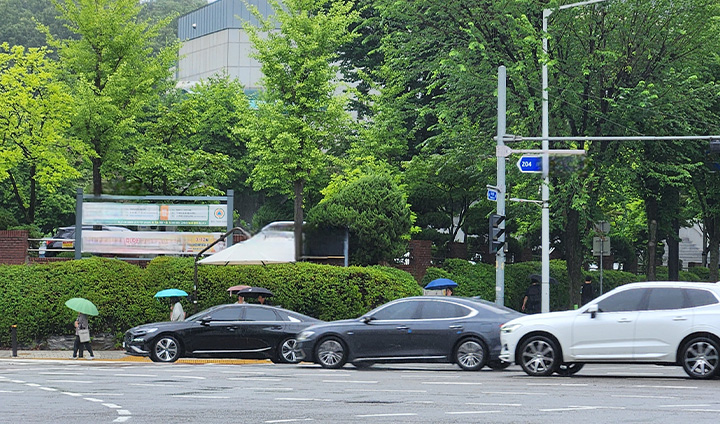 동네에서 흔히 볼 수 있는 우회전 차량의 모습.