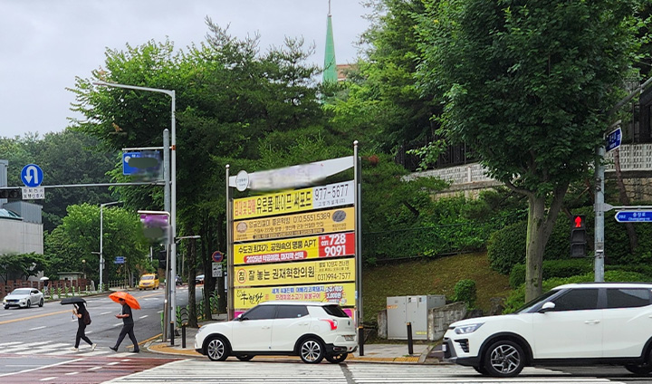우회전을 마치고, 다음 횡단보도에서 보행자가 지나가기를 기다리는 차량의 모습이다. 이처럼 한 횡단보도를 건넜더라도 다음 횡단보도에 보행자가 있다면 일시정지해야 한다.