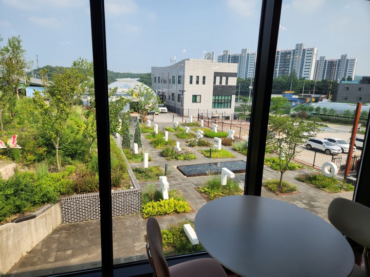 카페에서 정원을 내려다볼 수 있다.