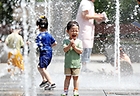폭염 특보가 계속되고 있는 지난 2일 광주 북구 신용근린공원에서 야외활동 나온 국공립 아이큰숲 어린이집 아이들이 물놀이를 하며 더위를 식히고 있다.(ⓒ뉴스1, 무단 전재-재배포 금지)