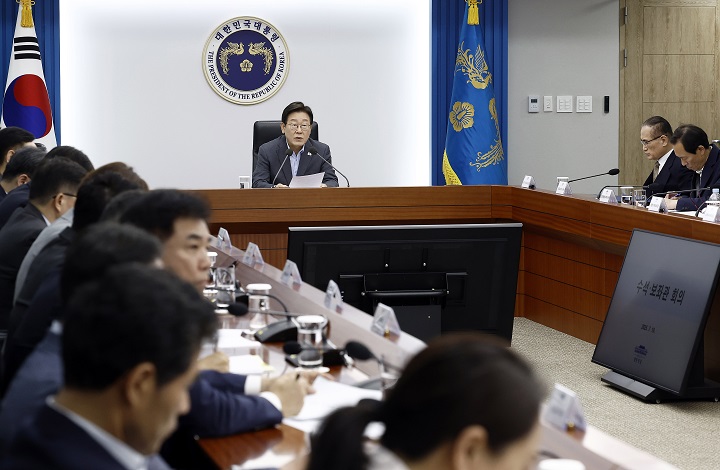 이재명 대통령이 10일 서울 용산 대통령실 청사에서 열린 3차 수석·보좌관 회의에서 발언하고 있다. [대통령실통신사진기자단]2025.7.10(저작권자(c) 연합뉴스, 무단 전재-재배포 금지)