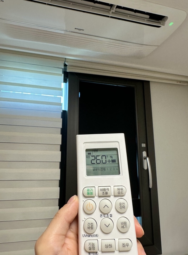 방문을 닫은 뒤, 실내 냉방 온도를 26℃로 설정했다.