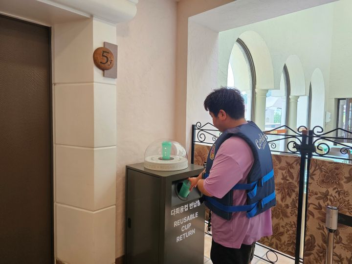식사를 마친 후 가까운 다회용 컵 회수함에 다회용 컵을 반납했다. 워터파크 곳곳에서 다회용 컵 회수함을 마주할 수 있어 반납에 큰 어려움은 없었다.