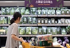 서울 시내 한 대형마트 채소 코너에서 장을 보는 시민. 2025.6.26. (ⓒ뉴스1, 무단 전재-재배포 금지)