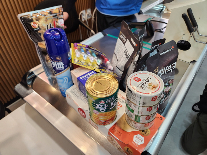 플레저 박스에 든 물품 중 특히 삼계탕은 초복을 앞두고 있어서 주민들의 반응이 좋았다.