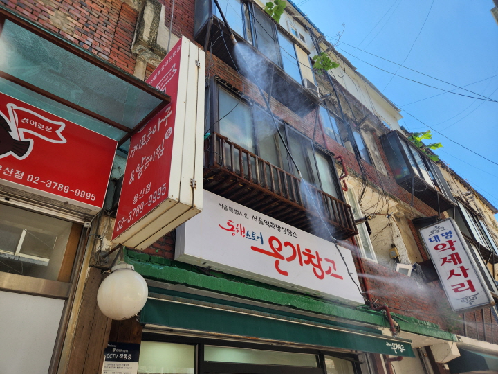 쪽방촌 주민들은 '온기창고'에서 각자 필요로 하는 물품을 적립금 한도 내에서 선택할 수 있다.