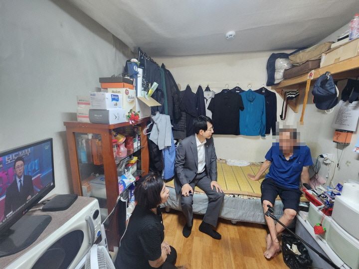박종민 국민권익위 부위원장이 쪽방에 거주하는 어르신의 고충을 듣고 있다.
