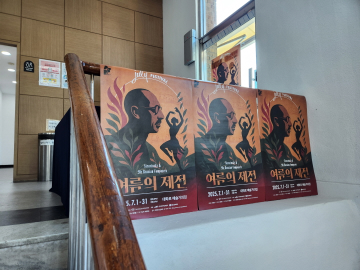 더하우스콘서트는 '예술가의집'에서 예술가와 관객이 경계를 허물고 교감하는 공연을 열고 있다.