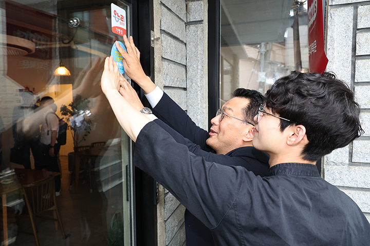 한순기 행정안전부 지방재정경제실장이 16일 오전 민생회복 소비쿠폰 1차 지급을 앞두고 대구광역시 북구에 위치한 지역사랑상품권 가맹점울 방문해 민생회복 소비쿠폰 가맹점에 스티커를 부착하고 있다. (사진=행정안전부)
