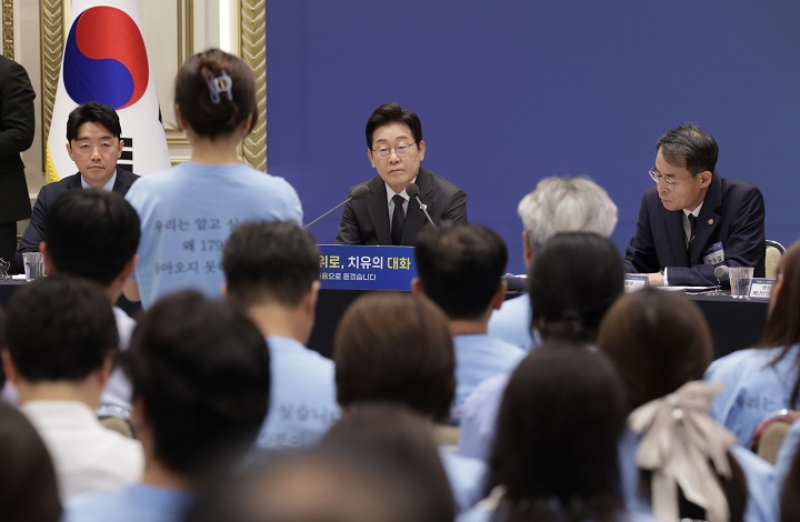 이재명 대통령이 16일 청와대 영빈관에서 열린 '기억과 위로, 치유의 대화' 사회적 참사 유가족 간담회에서 12·29 제주항공 여객기 참사 유가족 발언을 듣고 있다.[대통령실통신사진기자단] 2025.7.16  (저작권자(c) 연합뉴스, 무단 전재-재배포 금지)