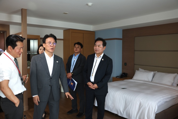 김민석 국무총리가 15일 경주 APEC 현장에서 숙소 점검을 진행하고 있다. (총리실 제공)