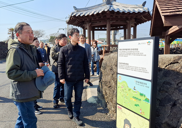 김완섭 환경부장관이 20일 제주 구좌읍 평대리 마을회관을 방문해 마을 이장단과 함께 생태관광 활성화 방안을 논의하고 있다. 2025.3.20 (ⓒ뉴스1, 무단 전재-재배포 금지)